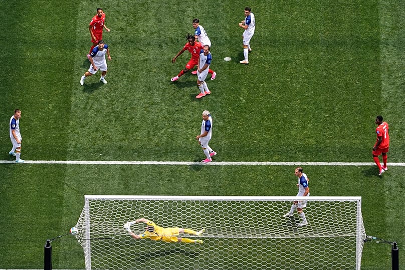 Der Schweizer Johan Manzambi überwindet Bosniens Torhüter Nikola Vasilj mit einem Schuss zum Führungstor im WM-Gruppenspiel der Gruppe B in Inglewood, Donnerstag, 18. Juni 2026.