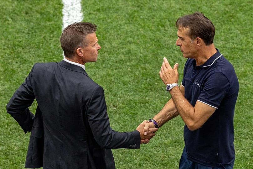 Kanadas Trainer Jesse Marsch und Katars Trainer Julen Argote geben sich nach dem WM-Gruppenspiel in Vancouver, British Columbia, Donnerstag, 18. Juni 2026, die Hand