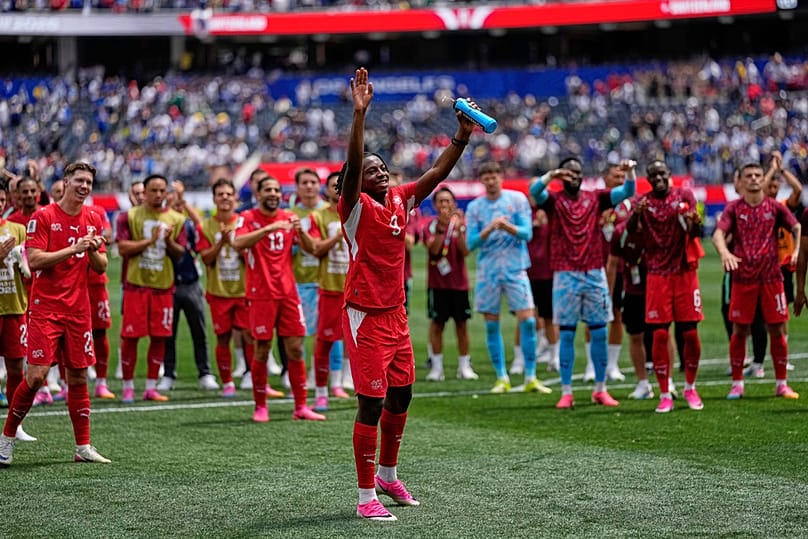 Johan Manzambi und weitere Schweizer Spieler winken den Fans nach dem WM-Gruppenspiel der Gruppe B gegen Bosnien in Inglewood, Kalifornien, Donnerstag, 18. Juni 2026