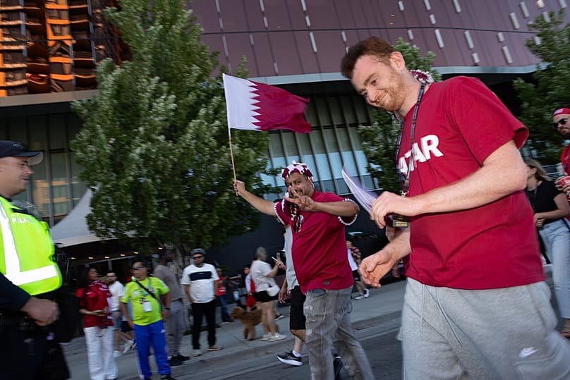 Fans verlassen das BC Place, während sich katarische und kanadische Anhänger nach ihrem WM-Gruppenspiel der Gruppe B in Vancouver, British Columbia, Donnerstag, 18. Juni 2026, gemeinsam auf den Weg machen.