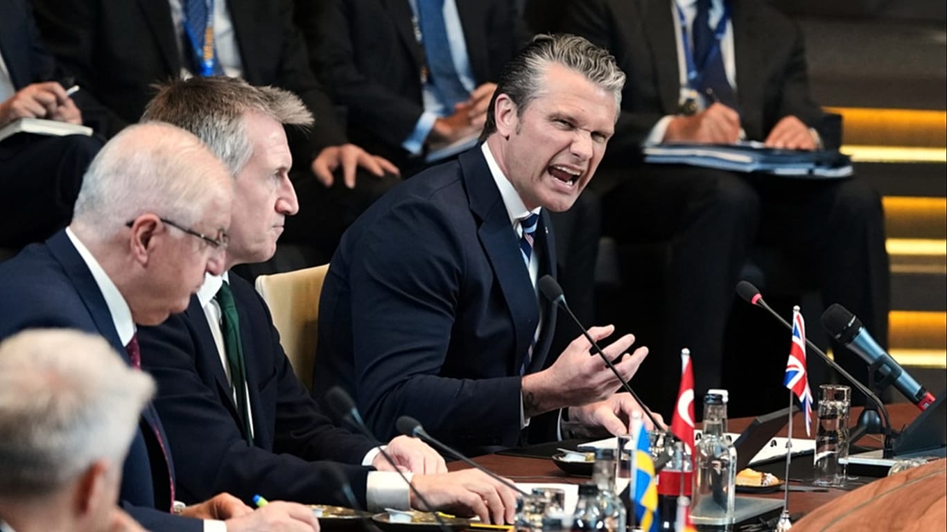 NATO, attacco del capo del Pentagono agli alleati: avvierà revisione delle truppe USA in Europa