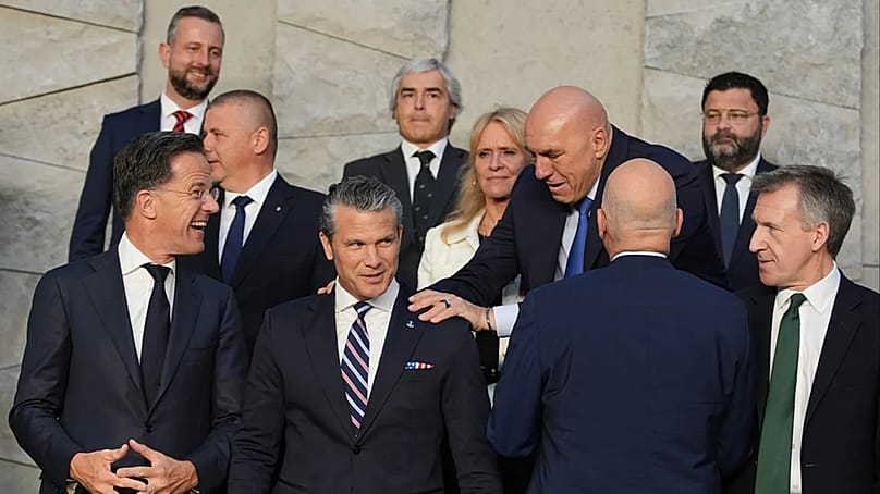 Italiens Verteidigungsminister Guido Crosetto begrüßt Pete Hegseth während eines Gruppenfotos der NATO-Verteidigungsminister im NATO-Hauptquartier in Brüssel, Donnerstag, 18. Juni 2026