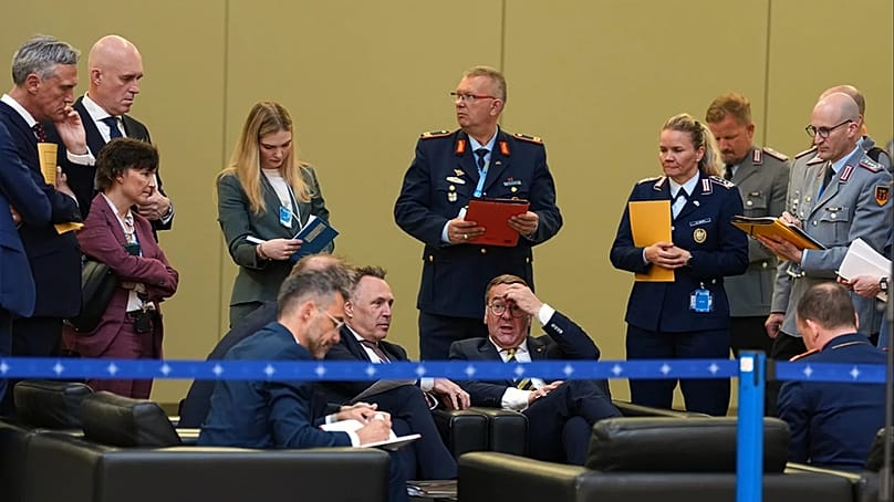 Deutschlands Verteidigungsminister Boris Pistorius spricht mit seinem norwegischen Amtskollegen vor einem Treffen der NATO-Verteidigungsminister im NATO-Hauptquartier in Brüssel, Donnerstag, 18. Juni 2026