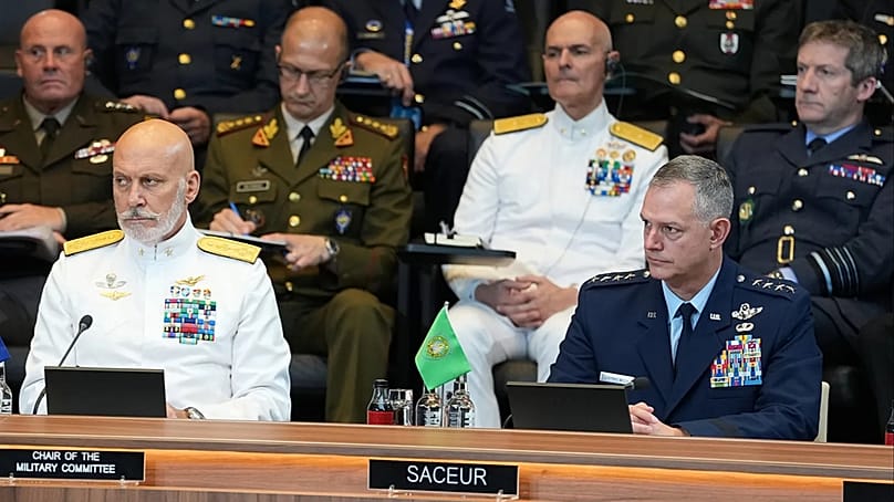 NATO-Kommandeure hören zu, wie der US-Verteidigungsminister die Bündnispartner wegen mangelnder Verteidigungspriorität kritisiert, im NATO-Hauptquartier in Brüssel, Donnerstag, 18. Juni 2026