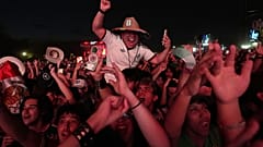 Fans in Monterrey jubeln, nachdem Luis Romo im WM-Spiel Mexiko gegen Südkorea im FIFA Fan Festival für Mexiko trifft.