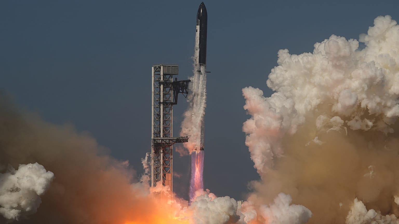 Photo d'archives - La fusée Starship de SpaceX décolle lors d'un vol d'essai depuis Starbase, au Texas, le vendredi 22 mai 2026.