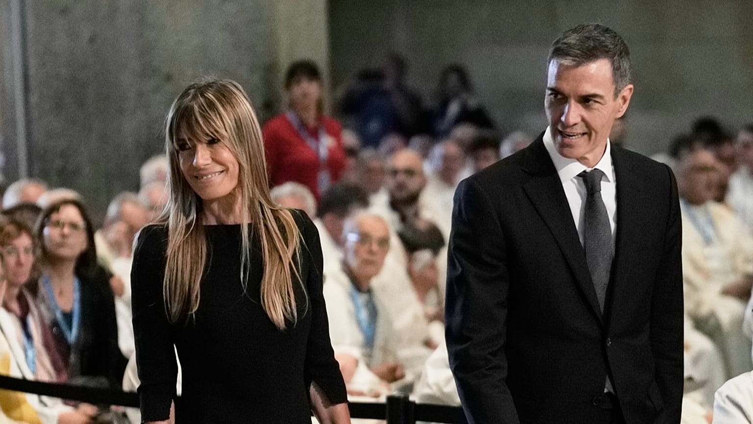 La esposa del presidente del Gobierno español Begoña Gómez llega a la misa celebrada por el Papa León XIV en Barcelona, ​​España, el miércoles 10 de junio de 2026.