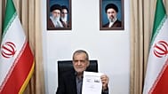 في هذه الصورة التي نشرتها وكالة أنباء الجمهورية الإسلامية (إرنا)، يظهر الرئيس الإيراني مسعود بيزشكيان وهو يعرض مذكرة تفاهم موقعة مع الرئيس الأمريكي دونالد ترامب تهدف إلى إنهاء