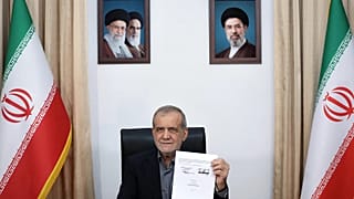 في هذه الصورة التي نشرتها وكالة أنباء الجمهورية الإسلامية (إرنا)، يظهر الرئيس الإيراني مسعود بيزشكيان وهو يعرض مذكرة تفاهم موقعة مع الرئيس الأمريكي دونالد ترامب تهدف إلى إنهاء