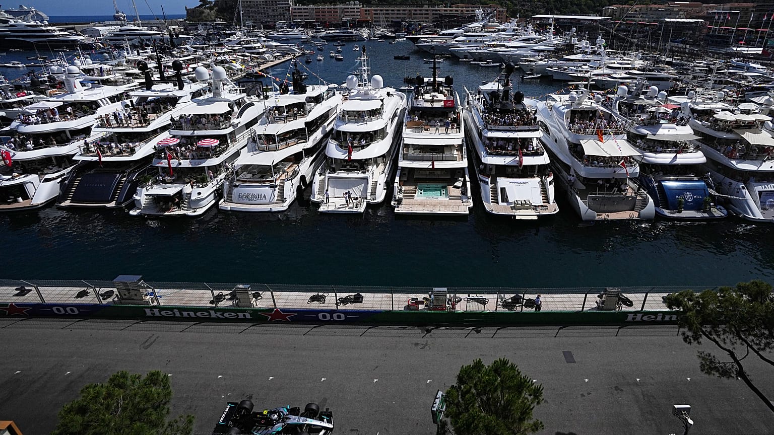 İtalyan pilot Andrea Kimi Antonelli, 7 Haziran 2026'da Monaco pistinde düzenlenen Formula 1 Monako Grand Prix'sinde Mercedes'ini sürüyor.