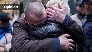 Ein aus russischer Gefangenschaft heimkehrender Soldat umarmt seine Frau bei einem Gefangenenaustausch zwischen Russland und der Ukraine in der ukrainischen Region Tschernihiw am Donnerstag, dem zweiten Oktober 2025.