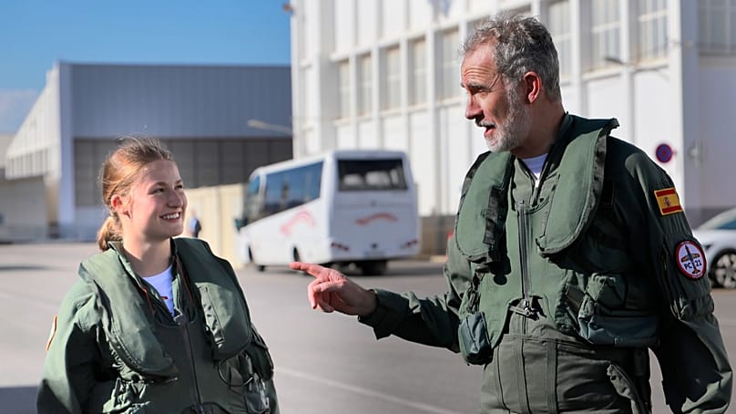 Felipe VI y Leonor de Borbón se preparan para su primer vuelo juntos.