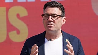 Andy Burnham przemawia podczas inauguracji kampanii jako kandydat Partii Pracy w wyborach uzupełniających w okręgu Makerfield w Anglii, 22 maja 2026 r.