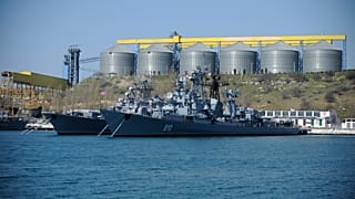 ARCHIVO - En esta foto de archivo del lunes 31 de marzo de 2014, se ven buques de la flota rusa del Mar Negro anclados en una de las bahías de Sebastopol, Crimea.