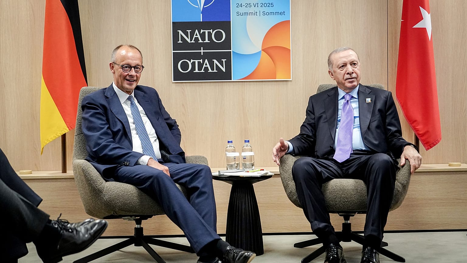 الرئيس التركي رجب طيب أردوغان، على اليمين، والمستشار الألماني فريدريش ميرز، على اليسار