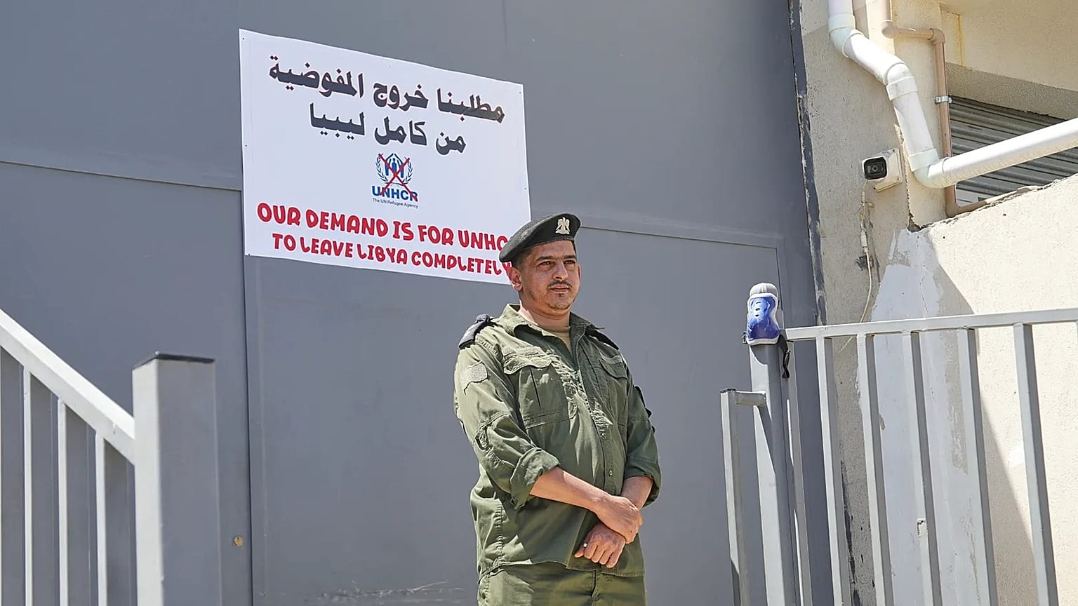جندي ليبي يقف في حالة تأهب خلال مظاهرة أمام مكتب المفوضية السامية للأمم المتحدة لشؤون اللاجئين في طرابلس، ليبيا