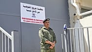 جندي ليبي يقف في حالة تأهب خلال مظاهرة أمام مكتب المفوضية السامية للأمم المتحدة لشؤون اللاجئين في طرابلس، ليبيا