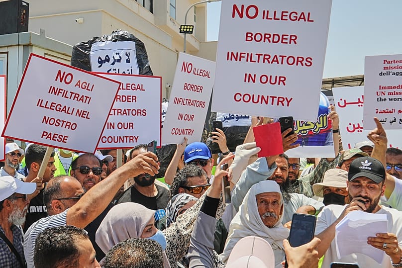 تظاهر ليبيون أمام مكتب المفوضية السامية للأمم المتحدة لشؤون اللاجئين في طرابلس، ليبيا