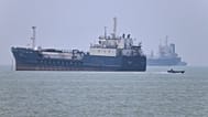 يمر قارب صغير بمحرك عبر سفن راسية في مضيق هرمز قبالة بندر عباس، إيران، الأربعاء 17 يونيو 2026. (أمير حسين خورغوي/وكالة أنباء الطلبة الإيرانية عبر أسوشيتد برس)