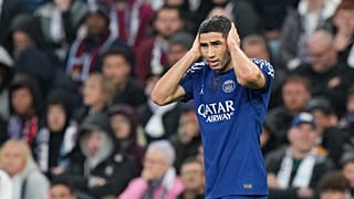  يحتفل أشرف حكيمي لاعب باريس سان جيرمان بعد تسجيله الهدف الأول لفريقه خلال مباراة إياب ربع نهائي دوري أبطال أوروبا لكرة القدم بين أستون فيلا وباريس سان جيرمان