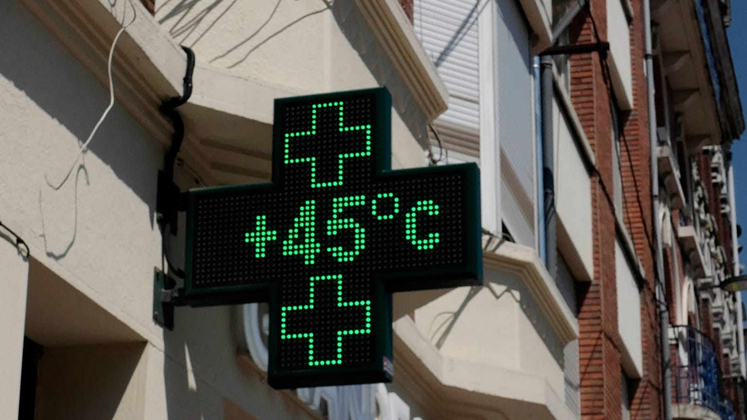 Архив. Температура 45 °C на табло аптеки в Лилле (Франция), 19 июля 2022 года.