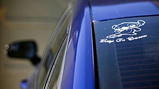 Symbolfoto. Vor einem Haus in Auburn im US-Bundesstaat Washington steht ein Auto mit einem „Baby an Bord“-Aufkleber.