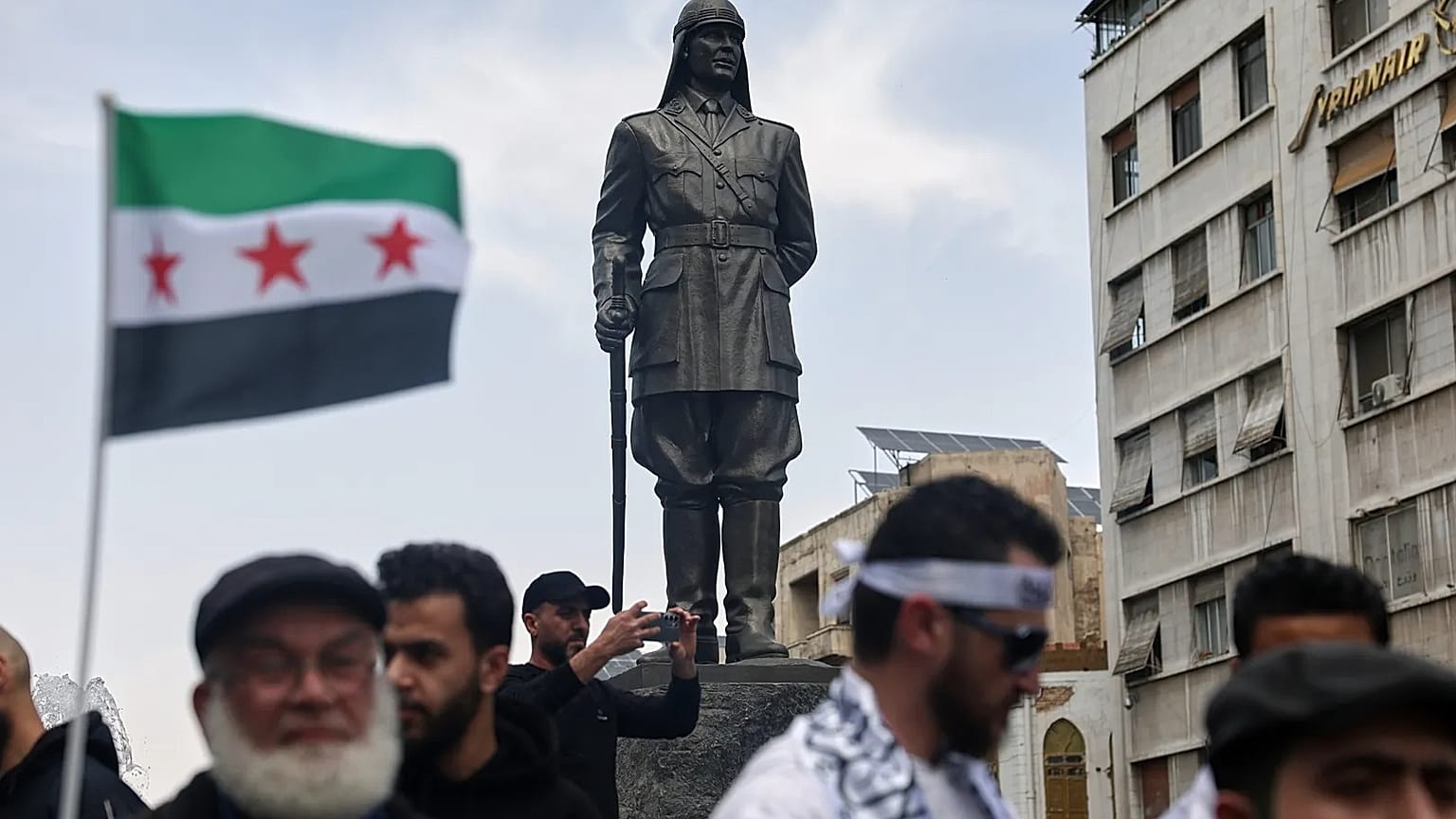 صورة تعبيرية- يطل تمثال يوسف العظمة، القائد العسكري السوري الذي استشهد وهو يقاوم القوات الفرنسية عام 1920، على مظاهرة تطالب بتحسين الظروف المعيشية والخدمات العامة في ساحة يوسف