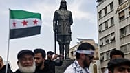 صورة تعبيرية- يطل تمثال يوسف العظمة، القائد العسكري السوري الذي استشهد وهو يقاوم القوات الفرنسية عام 1920، على مظاهرة تطالب بتحسين الظروف المعيشية والخدمات العامة في ساحة يوسف