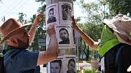 Activistas y familiares de las más de 134.000 personas desaparecidas en el país colocan carteles de personas desaparecidas en la Ciudad de México, el sábado 30 de mayo de 2026
