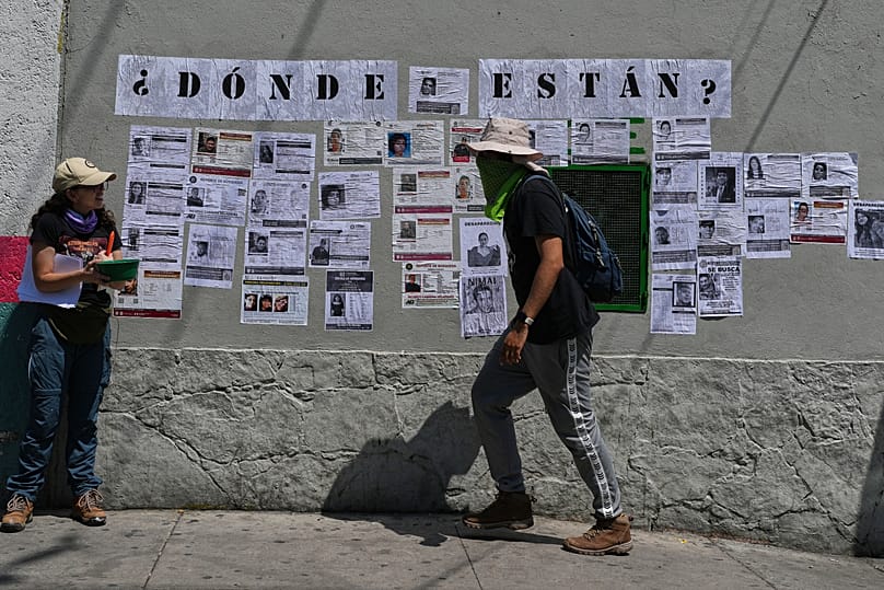 Activistas y familiares de las más de 134.000 personas desaparecidas en el país colocan carteles de personas desaparecidas en la Ciudad de México, el sábado 30 de mayo de 2026