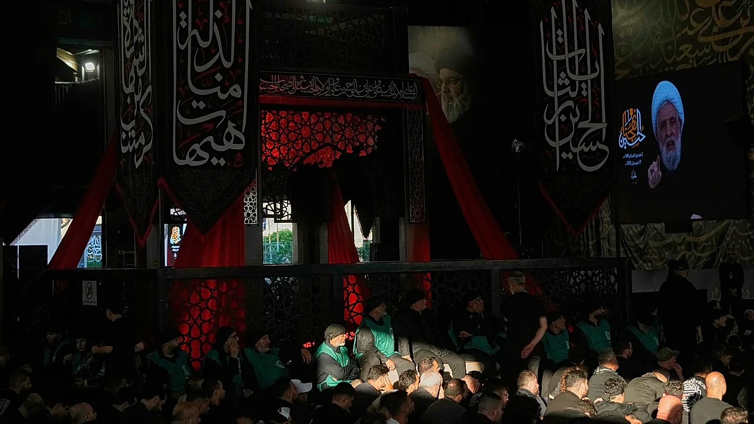 يتجمع أنصار حزب الله حول قبر الزعيم الراحل السيد حسن نصر الله، للاستماع إلى خطبة الزعيم الحالي الشيخ نعيم قاسم بمناسبة اليوم الأول من عاشوراء