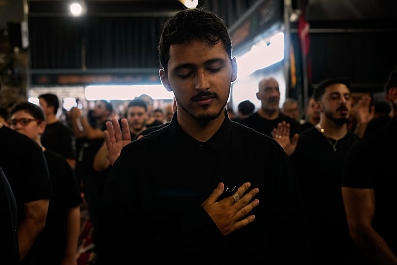 أنصار حزب الله ينوحون خلال خطبة بمناسبة اليوم الأول من عاشوراء، ذكرى استشهاد الإمام الحسين