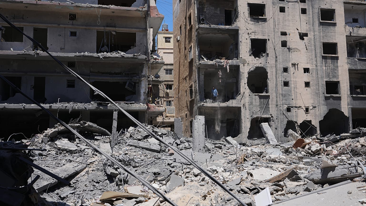 Destruição causada por um ataque israelita em Tiro, no Líbano