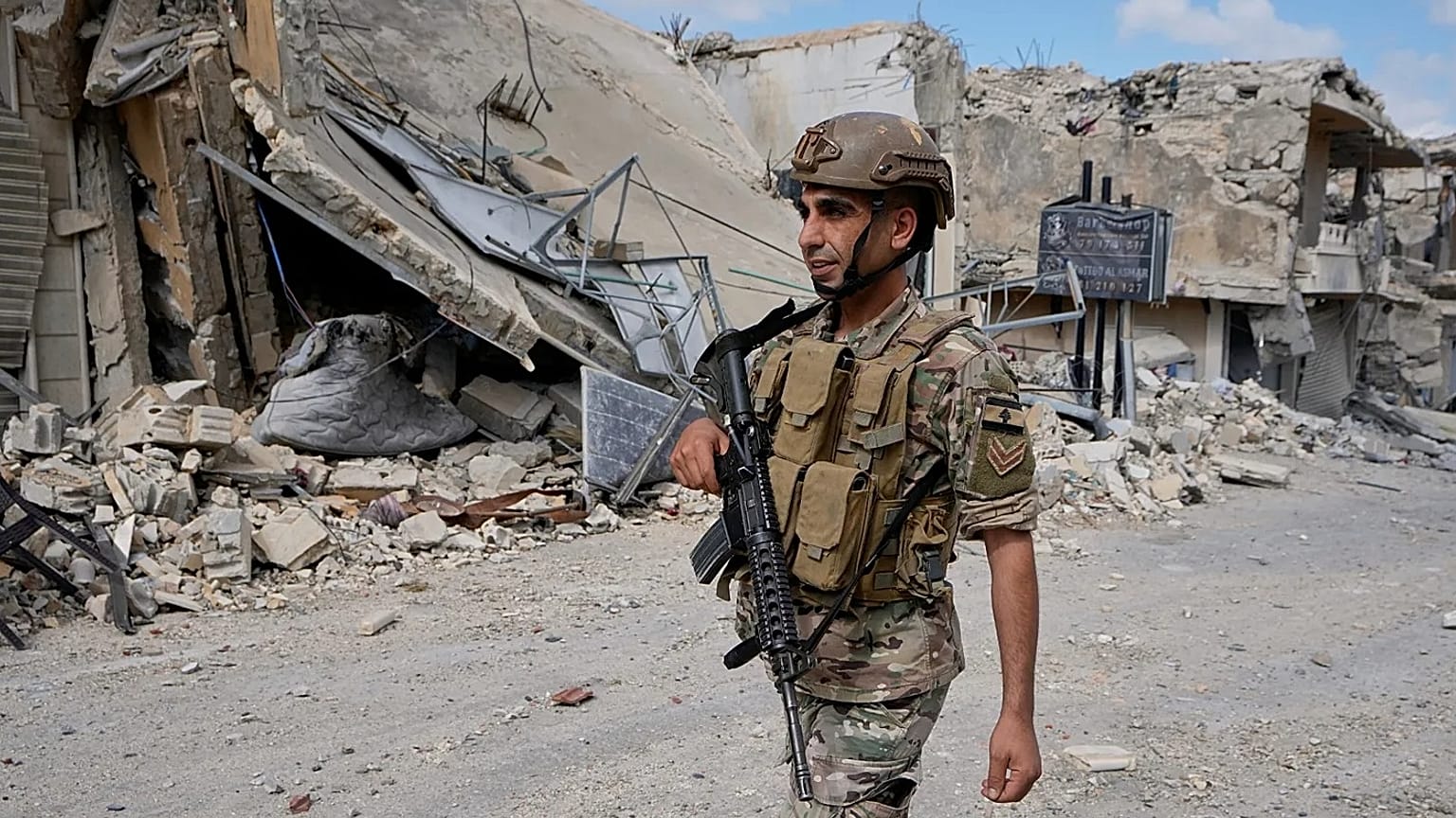 Un soldado libanés patrulla la aldea de Burj Qalawai, en el sur del Líbano, el 15 de junio de 2026.