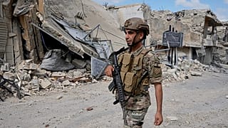 Un soldado libanés patrulla la aldea de Burj Qalawai, en el sur del Líbano, el 15 de junio de 2026.