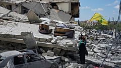 Eine Frau kehrt nach Bekanntgabe einer ersten Waffenruhe zwischen den USA und Iran in ihr Dorf zurück, Maaroub, Libanon, 15. Juni 2026. (AP Photo/Mohammed Zaatari)