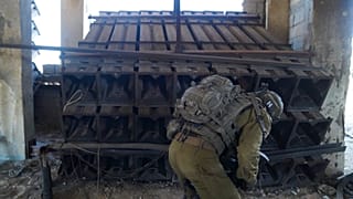 جندي اسرائيلي وهو يفحص قاذفة صواريخ يستخدمها مسلحو حماس في غزة 6 نوفمبر 2023