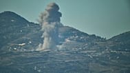 De la fumée s'élève vers le ciel après une frappe israélienne dans le sud du Liban, vue depuis le nord d'Israël, vendredi 19 juin 2026.