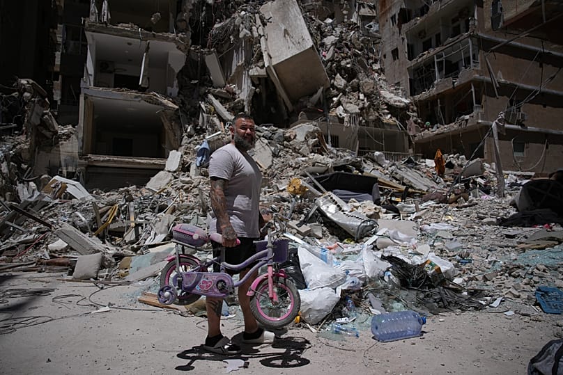 Un habitant de Tyr, au sud du Liban, devant son commerce détruit par une frappe israélienne, vendredi 19 juin 2026.