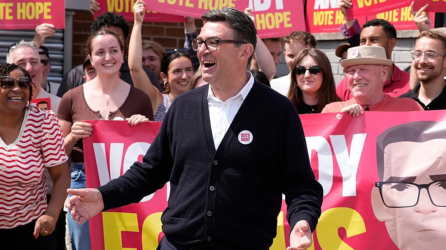 İşçi Partisi adayı Andy Burnham, Makerfield ara seçiminde oy verme işleminin sürdüğü Stubshaw Cross Topluluk ve Spor Kulübü'nde destekçileriyle buluştu, 18 Haziran 2026.