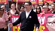 İşçi Partisi adayı Andy Burnham, Makerfield ara seçiminde oy verme işleminin sürdüğü Stubshaw Cross Topluluk ve Spor Kulübü'nde destekçileriyle buluştu, 18 Haziran 2026.
