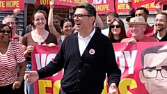 İşçi Partisi adayı Andy Burnham, Makerfield ara seçiminde oy verme işleminin sürdüğü Stubshaw Cross Topluluk ve Spor Kulübü'nde destekçileriyle buluştu, 18 Haziran 2026.