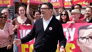 İşçi Partisi adayı Andy Burnham, Makerfield ara seçiminde oy verme işleminin sürdüğü Stubshaw Cross Topluluk ve Spor Kulübü'nde destekçileriyle buluştu, 18 Haziran 2026.