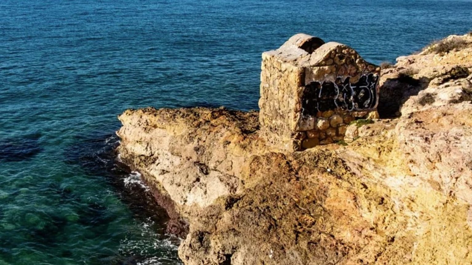 Imágenes de la zona rocosa de la playa de la Arrabassada, en la capital tarraconense