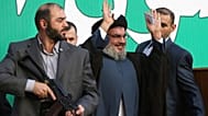 عکس آرشیوی مربوط به ۱۷ سپتامبر ۲۰۱۲، شیخ حسن نصرالله، رهبر حزب‌الله، در وسط تصویر، در حالی که محافظانش او را همراهی می‌کنند