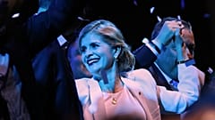 La entonces candidata presidencial Laura Fernández se dirige a sus simpatizantes tras el cierre de las urnas en San José, Costa Rica, el 1 de febrero de 2026. 