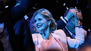 La entonces candidata presidencial Laura Fernández se dirige a sus simpatizantes tras el cierre de las urnas en San José, Costa Rica, el 1 de febrero de 2026. 