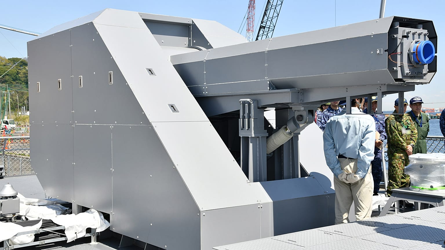 El cañón electromagnético que está desarrollando Acquisition, Technology & Logistics Agency, instalado en el JS Asuka, de la Armada japonesa.