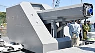 El cañón electromagnético que está desarrollando Acquisition, Technology & Logistics Agency, instalado en el JS Asuka, de la Armada japonesa.