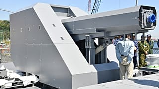 El cañón electromagnético que está desarrollando Acquisition, Technology & Logistics Agency, instalado en el JS Asuka, de la Armada japonesa.